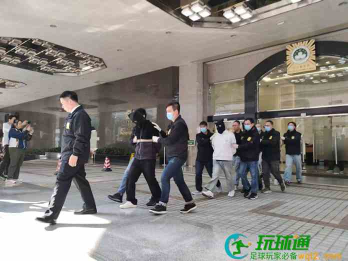 犯罪集團涉用高仿假碼黑兌呃客21萬 警拘4車手檢128枚萬元假碼 犯罪集團涉用高仿假碼黑兌呃客21萬 警拘4車手檢128枚萬元假碼